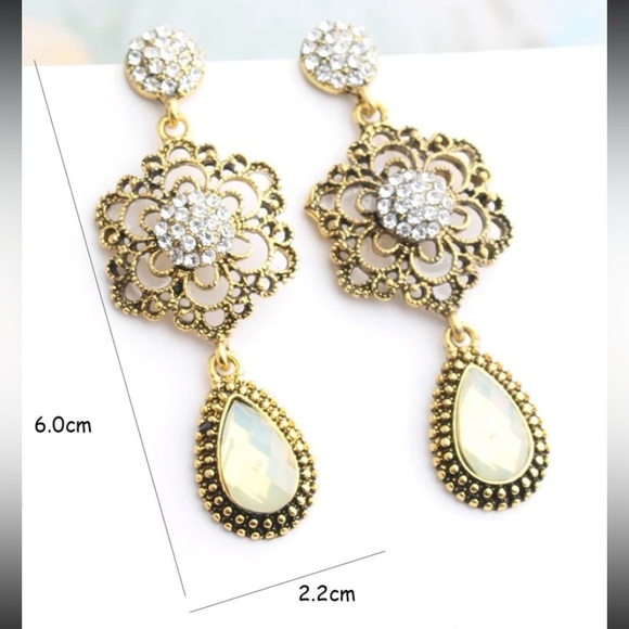 Brand new dangle flower and tear drop earrings - Picture 2 of 3